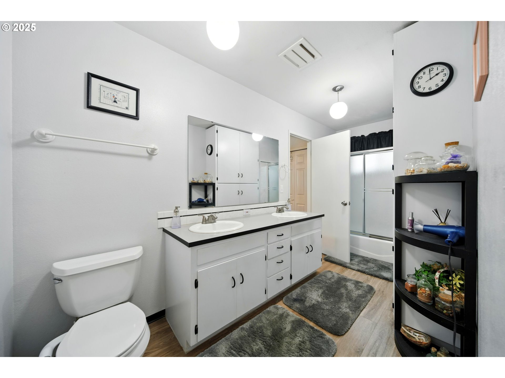 826 Southwest Jacquelyn Street Milton Freewater, OR 97862 - Photo 17 of 40 a bathroom with a toilet a sink and a mirror