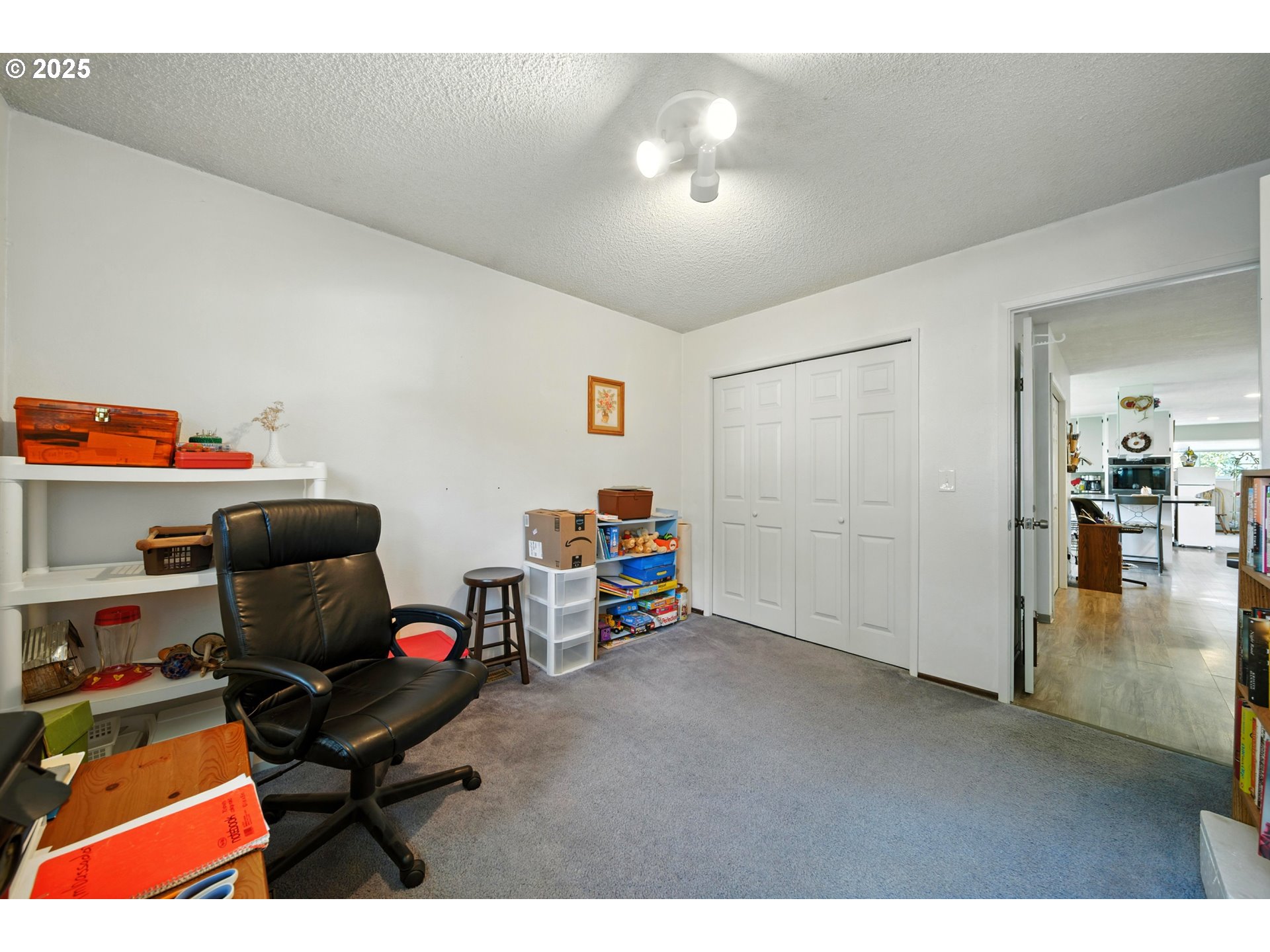 826 Southwest Jacquelyn Street Milton Freewater, OR 97862 - Photo 20 of 40 a living room with furniture and a gym equipment