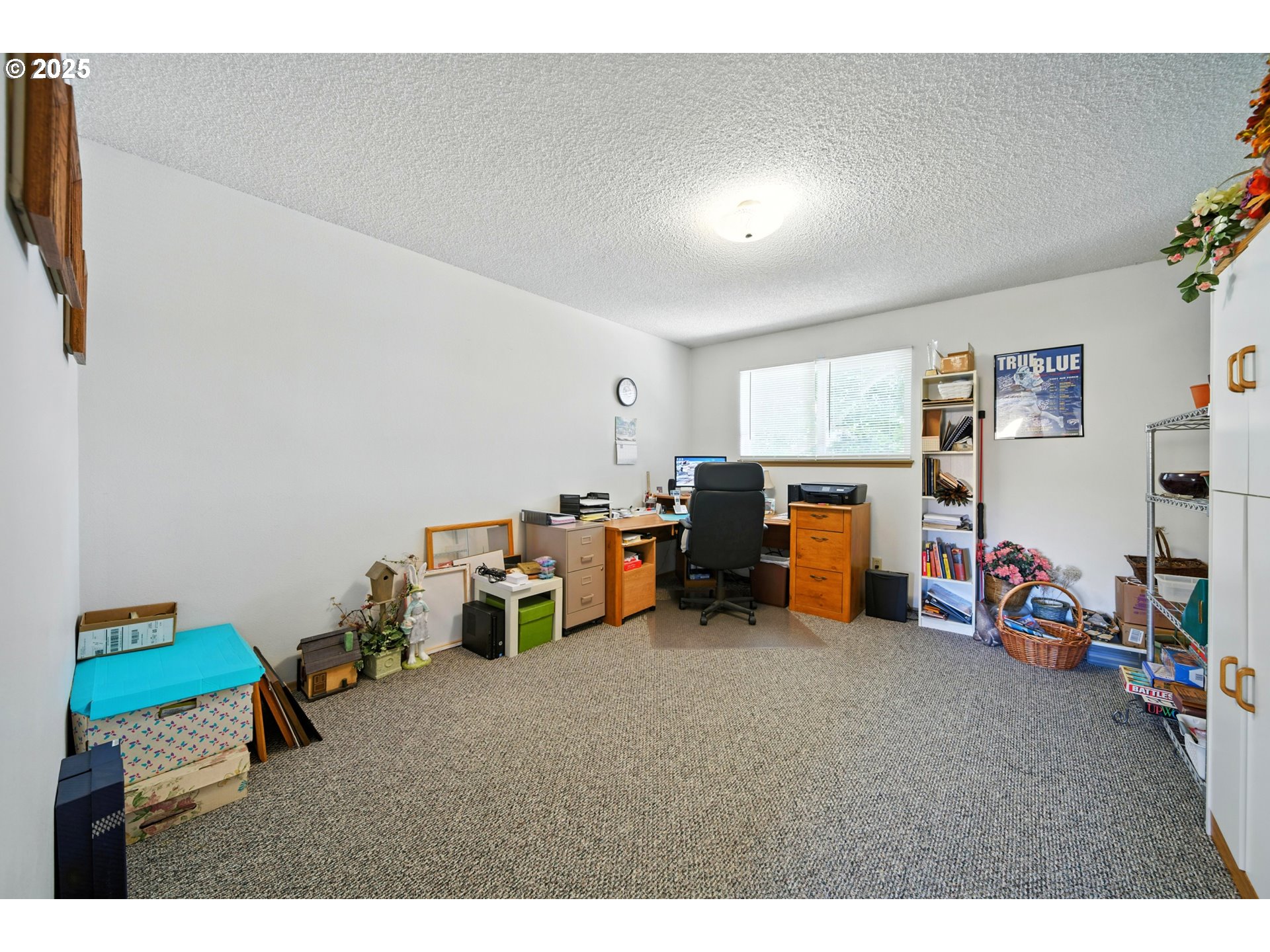 826 Southwest Jacquelyn Street Milton Freewater, OR 97862 - Photo 21 of 40 a living room with furniture and a flat screen tv