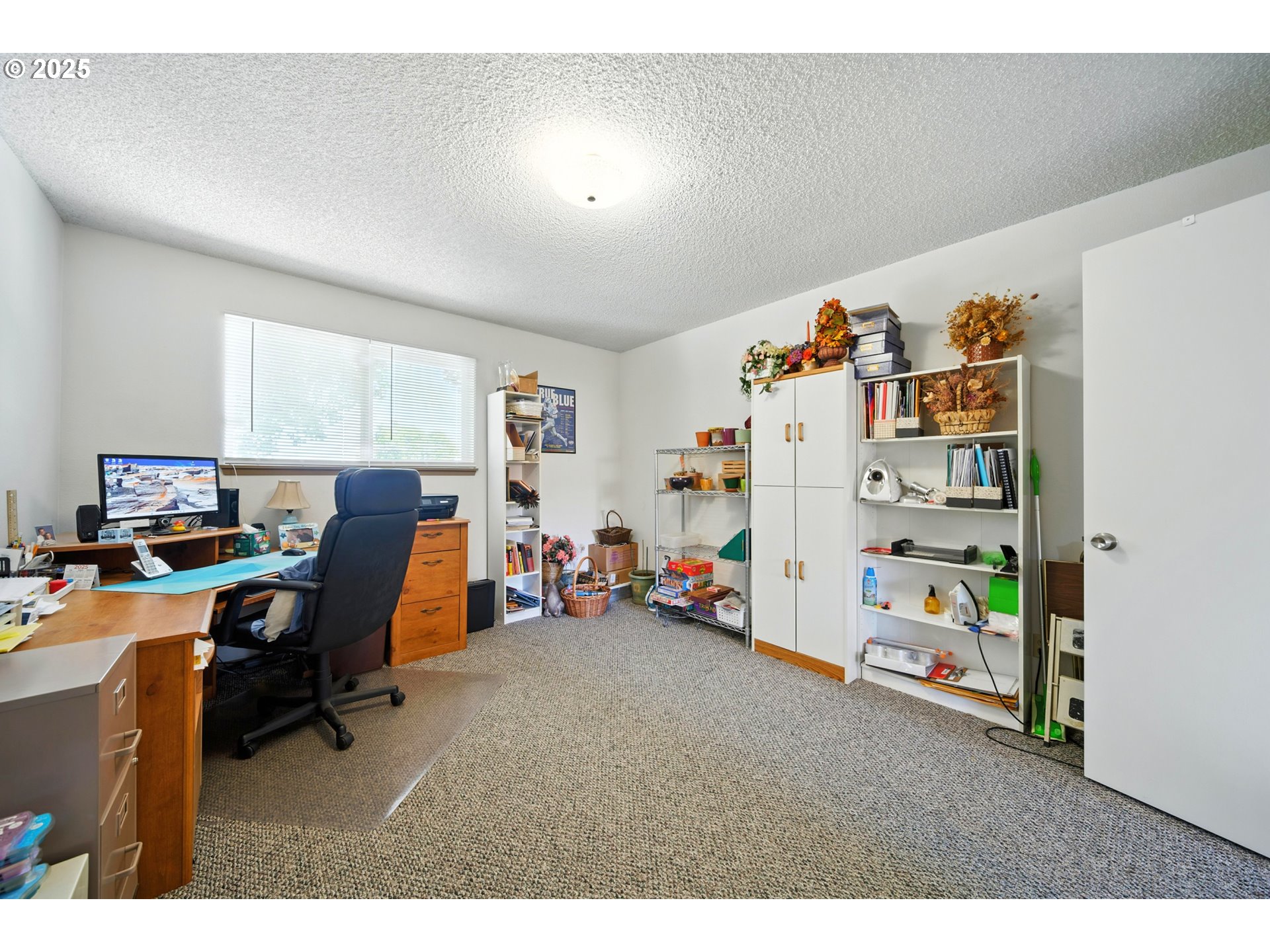 826 Southwest Jacquelyn Street Milton Freewater, OR 97862 - Photo 22 of 40 a workspace with furniture and window