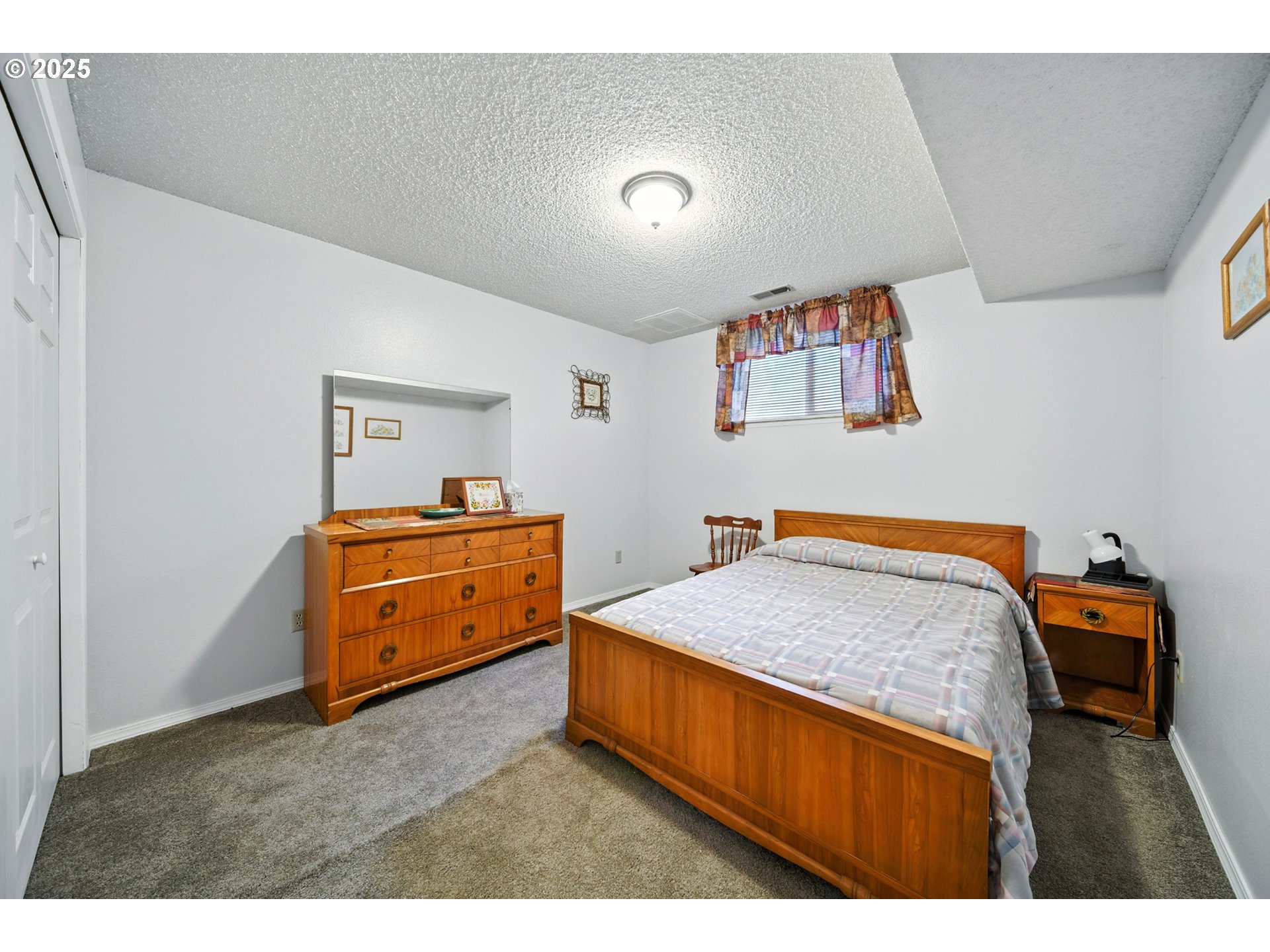 826 Southwest Jacquelyn Street Milton Freewater, OR 97862 - Photo 24 of 40 a bedroom with a bed and a dresser