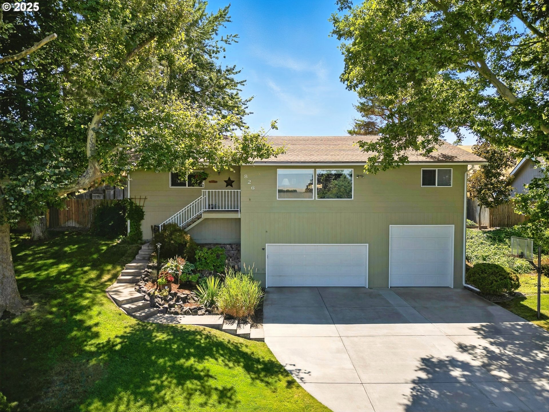 826 Southwest Jacquelyn Street Milton Freewater, OR 97862 - Photo 36 of 40 a view of a house with a yard