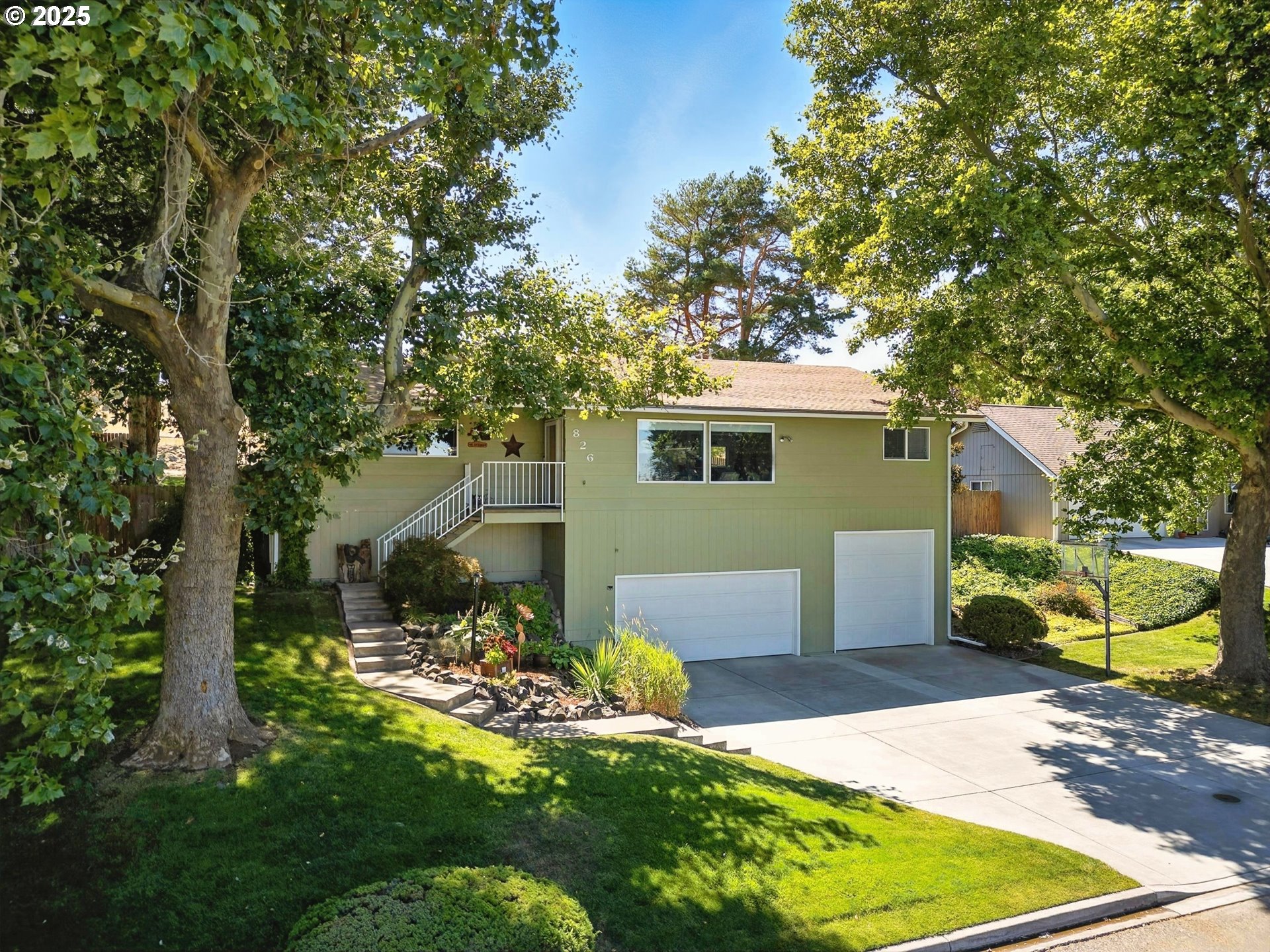 826 Southwest Jacquelyn Street Milton Freewater, OR 97862 - Photo 37 of 40 a view of a backyard with table and chairs potted plants and large tree
