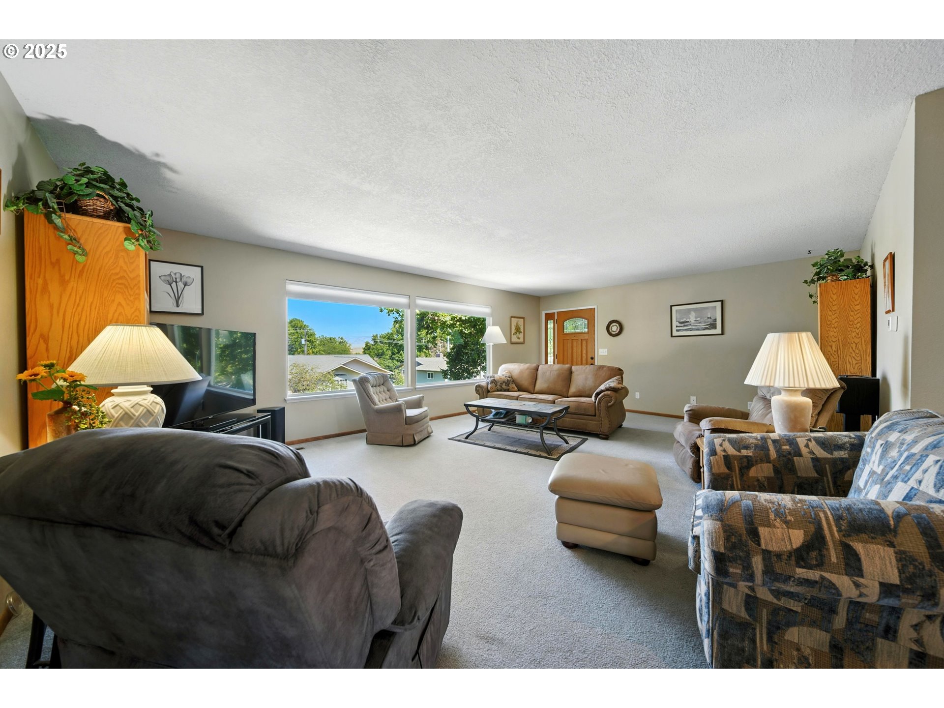 826 Southwest Jacquelyn Street Milton Freewater, OR 97862 - Photo 4 of 40 a living room with furniture and a window