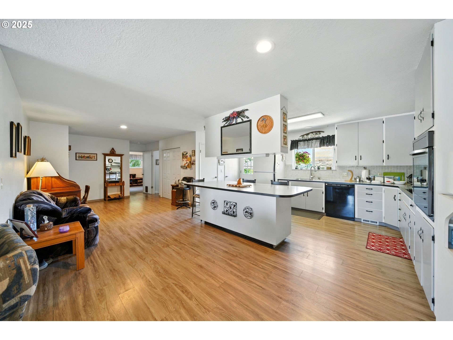 826 Southwest Jacquelyn Street Milton Freewater, OR 97862 - Photo 7 of 40 a living room with furniture and kitchen view