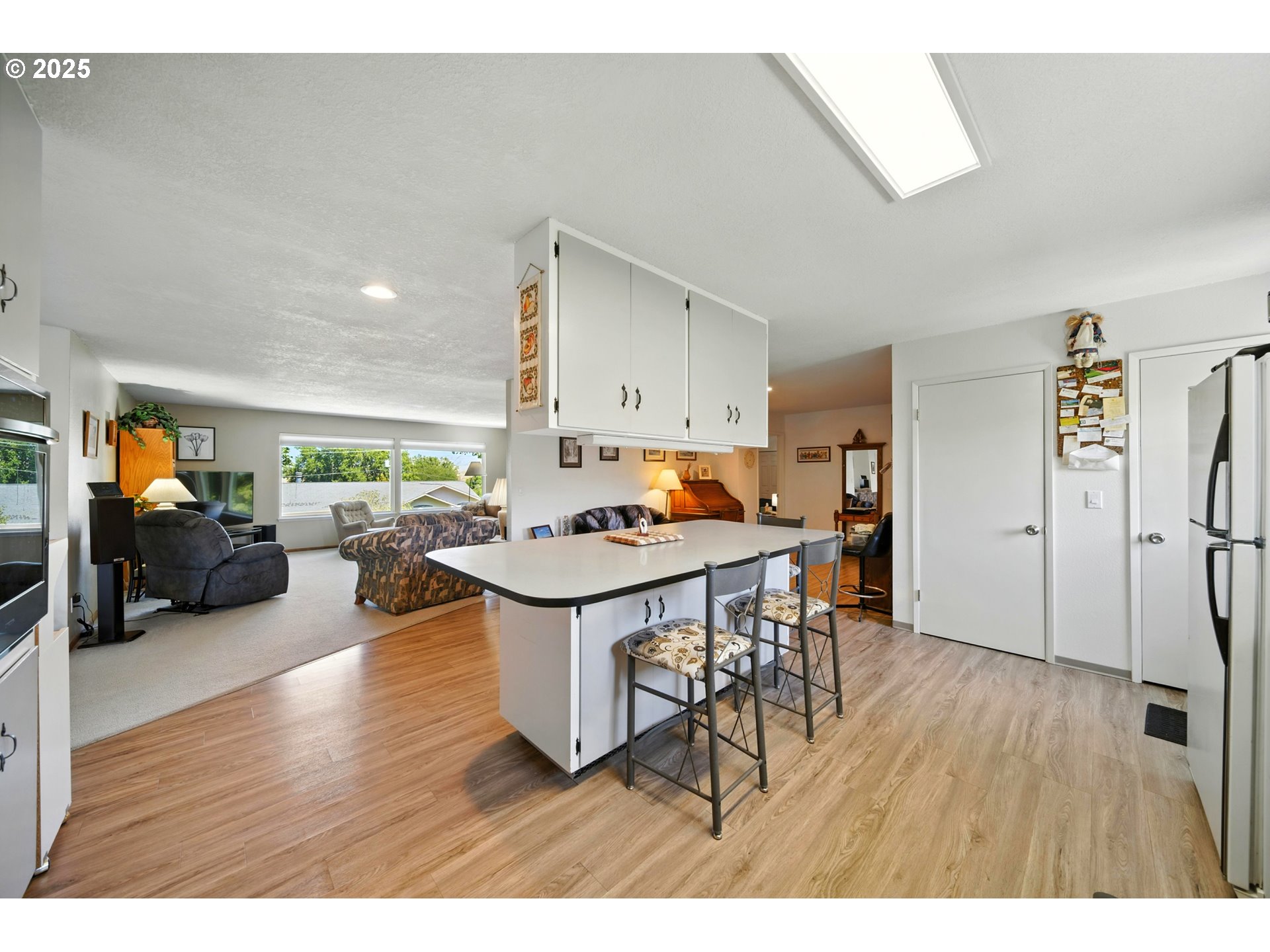 826 Southwest Jacquelyn Street Milton Freewater, OR 97862 - Photo 10 of 40 a living room with furniture and a wooden floor