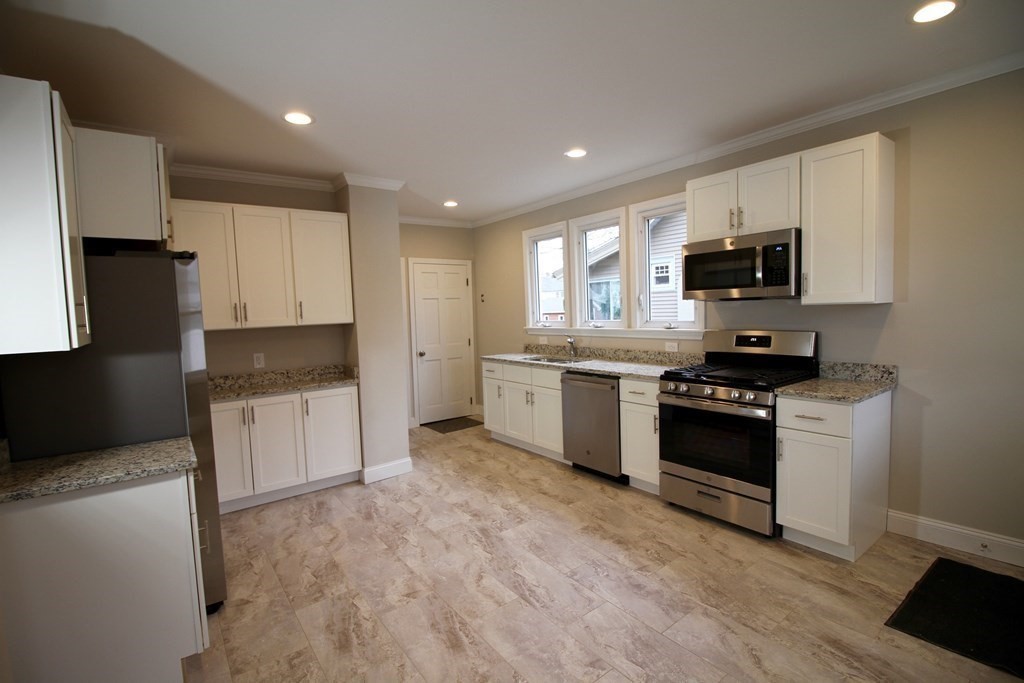 41 Manitoba Street Springfield, MA 01108 - Photo 3 of 11 Gallery Image 3