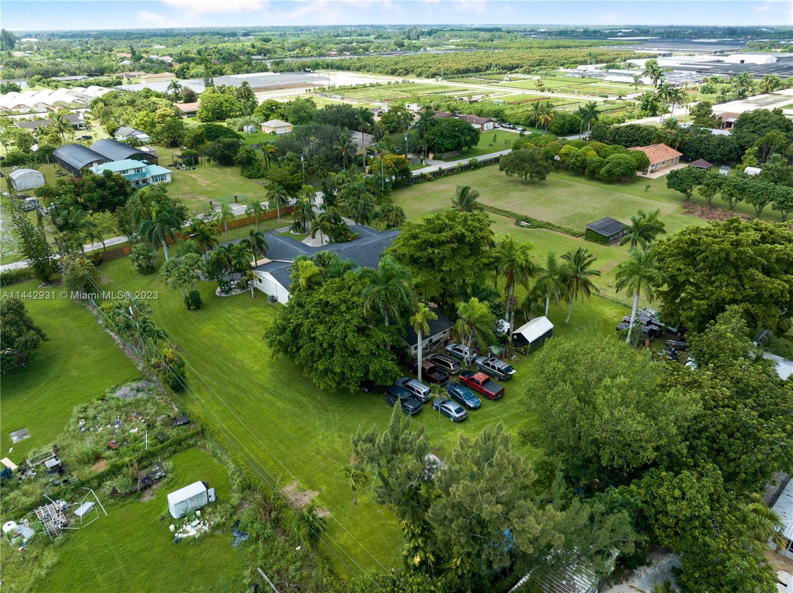 18475 Southwest 206th Street Miami, FL 33187 - Photo 48 of 49 a view of a garden with an ocean