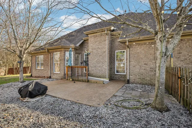 a view of a house with backyard and garden