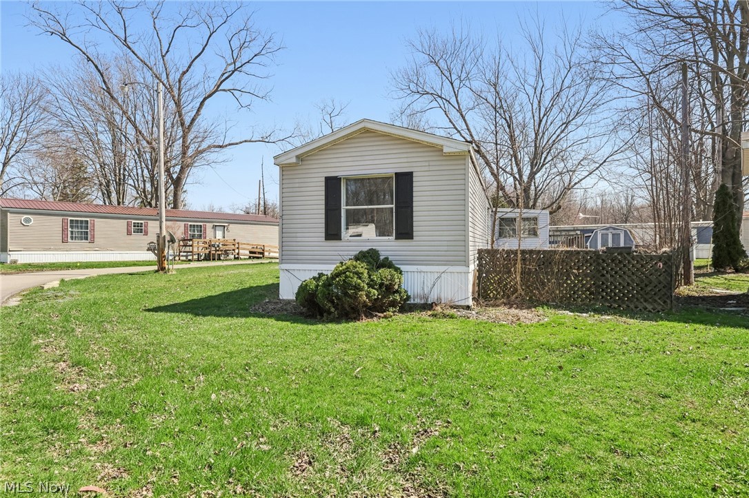 6800 Lake Road West, Unit 21 Geneva, OH 44041 - Photo 3 of 20