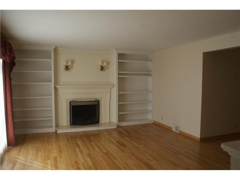 204 Pittview Road Pittsburgh, PA 15237 - Photo 3 of 21 Living Room.