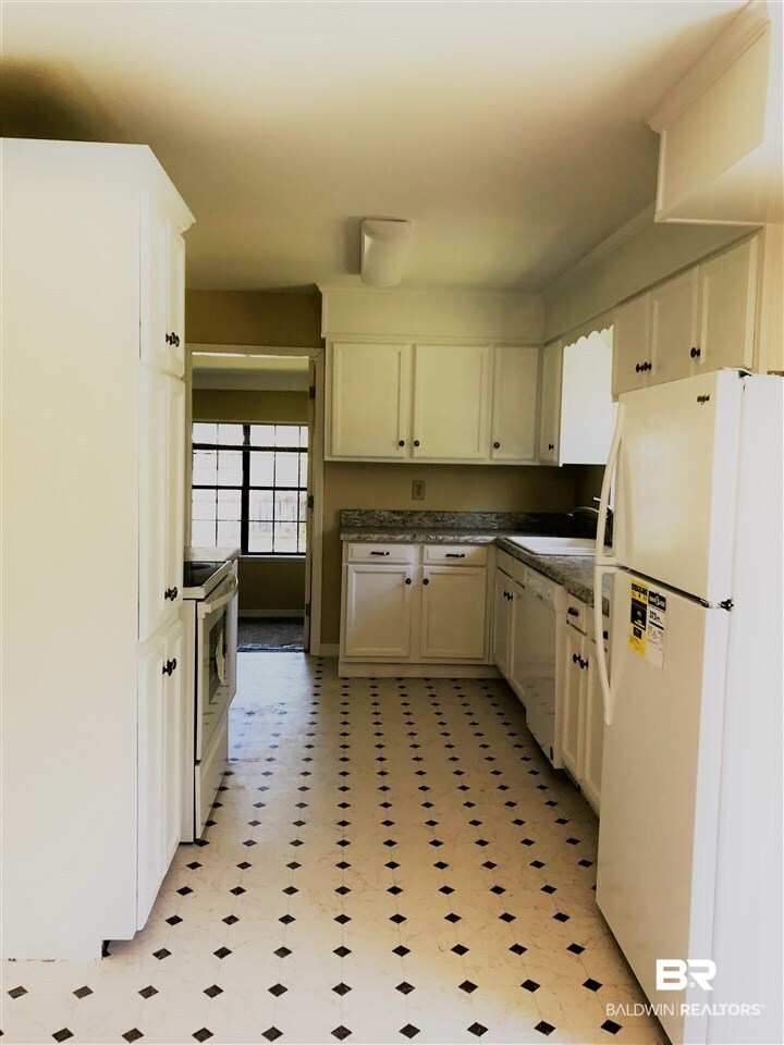 2134 North Walnut Street Loxley, AL 36551 - Photo 4 of 18 Kitchen