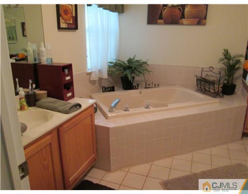 9 Prestwick Way Edison, NJ 08820 - Photo 7 of 10 Gallery Image 7