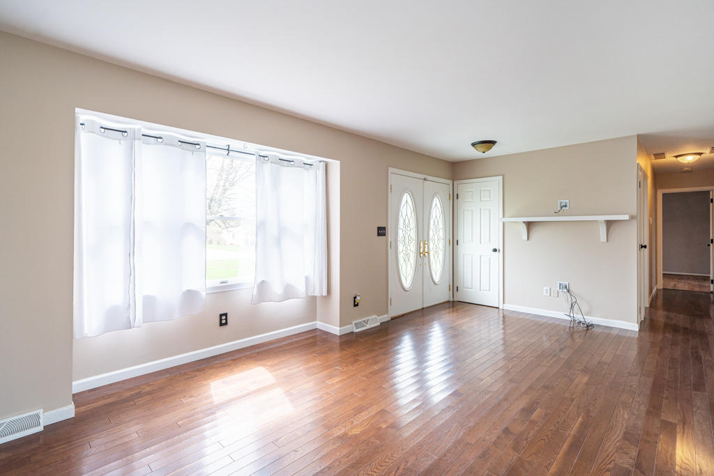 5498 Decker Road Franklin, OH 45005 - Photo 5 of 32