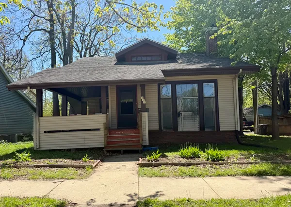 a view of house with a yard