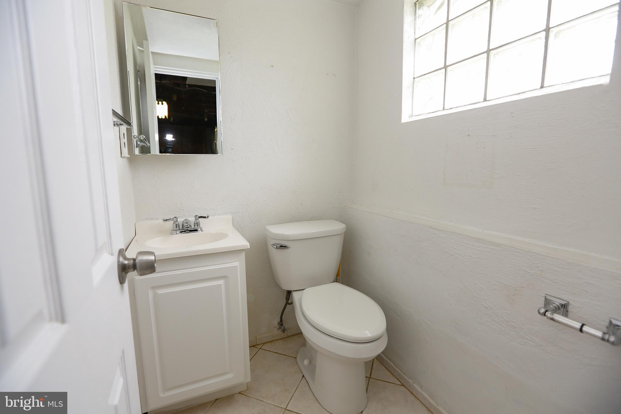 578 Maddock Road Springfield, PA 19064 - Photo 14 of 27 Powder Room