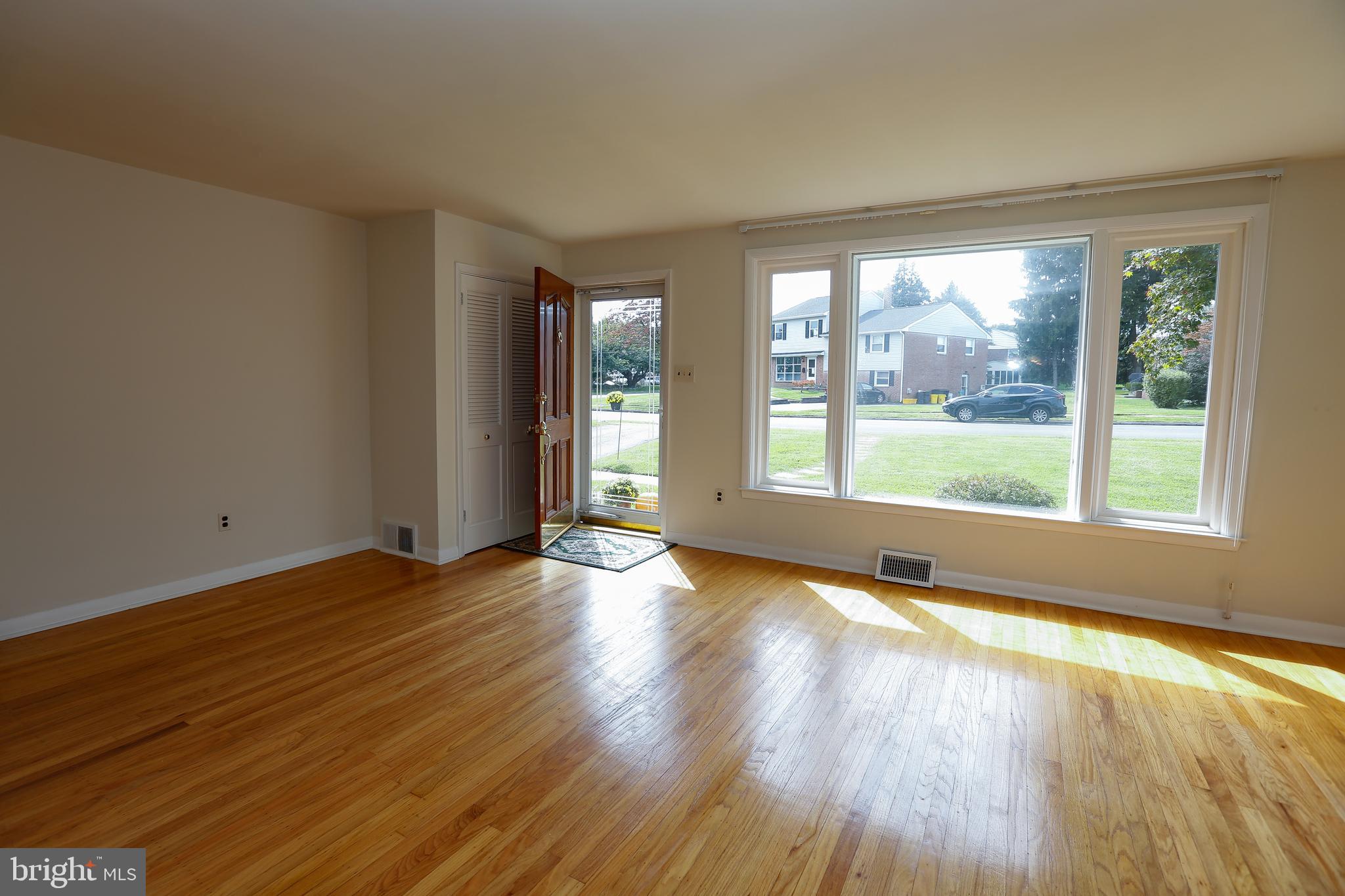 578 Maddock Road Springfield, PA 19064 - Photo 3 of 27 Living Room