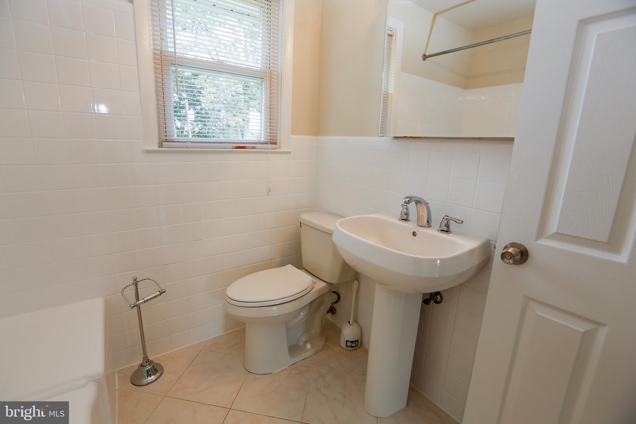 578 Maddock Road Springfield, PA 19064 - Photo 21 of 27 Hall Bath