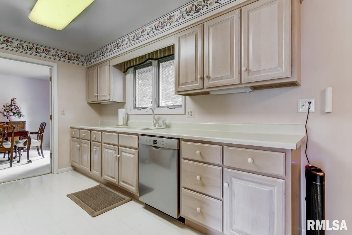 1636 Denison Drive Springfield, IL 62704 - Photo 9 of 35 Gallery Image 9