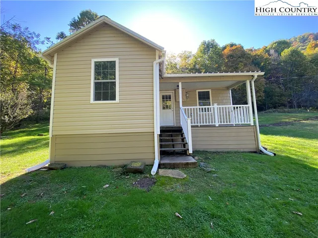 a view of a house with a backyard