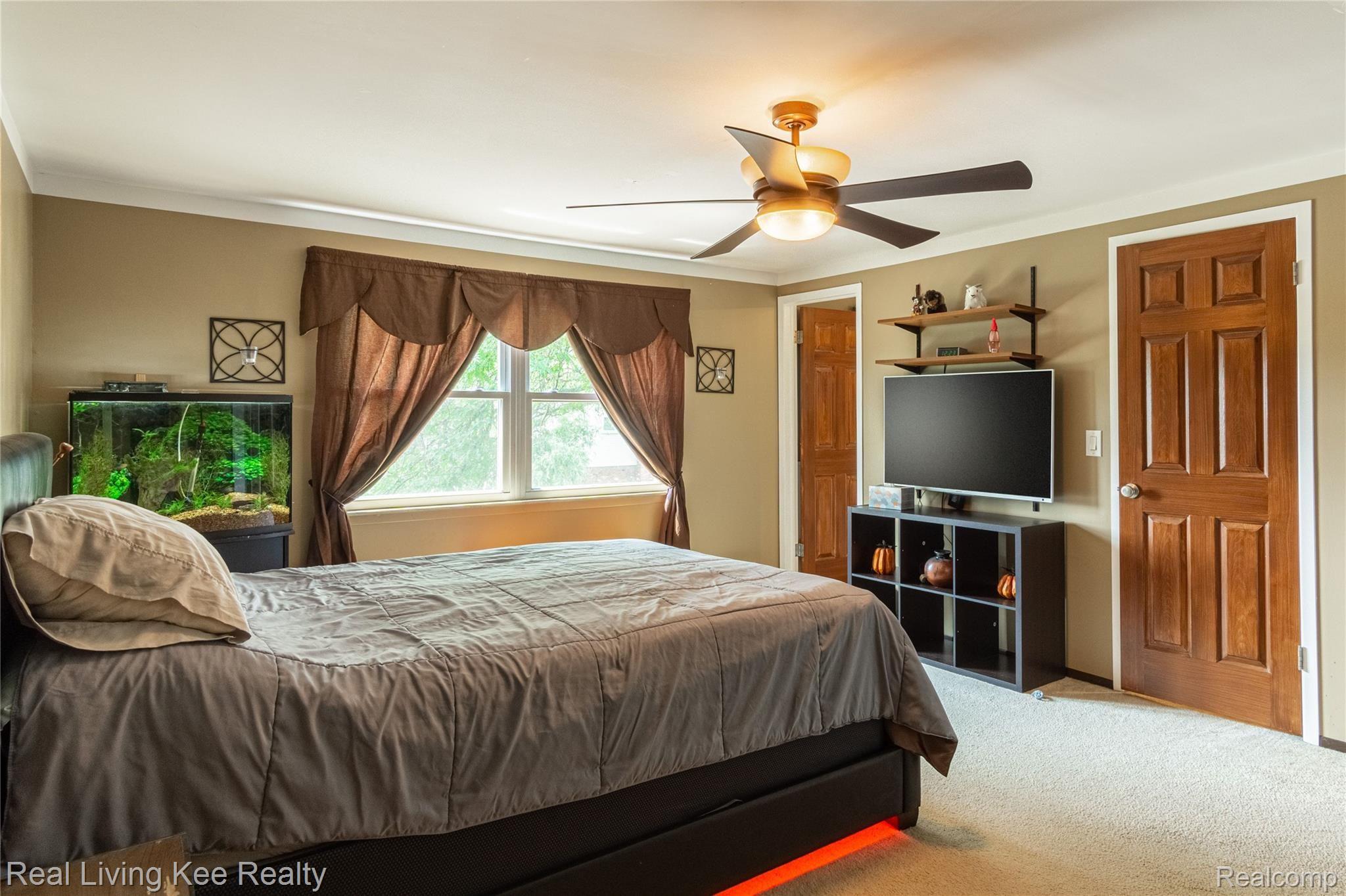 611 Abbey Court Rochester, MI 48307 - Photo 25 of 39 Beautiful door and tons of space.