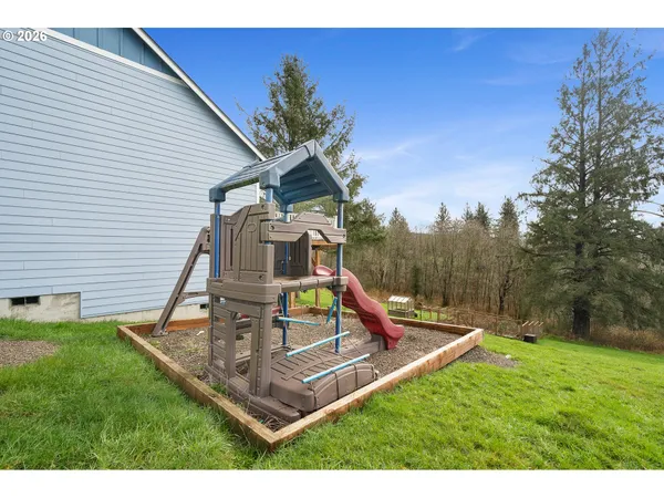 a view of a house with backyard