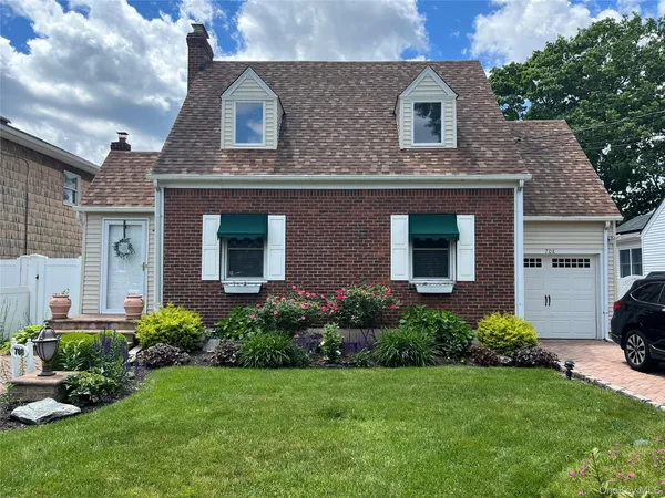 $799,000 | 708 Clemons Street, Bellmore, NY 11710