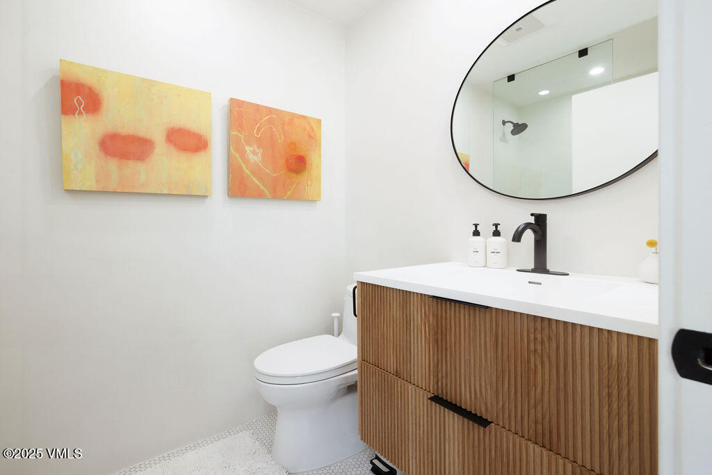 710 West Lionshead Circle, Unit 311 Vail, CO 81657 - Photo 7 of 29 2512_vail_spa_311_interior_bath01