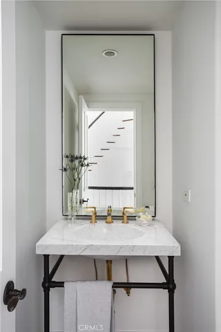 $5,995,000 | 212 Kings Place, Newport Beach, CA 92663