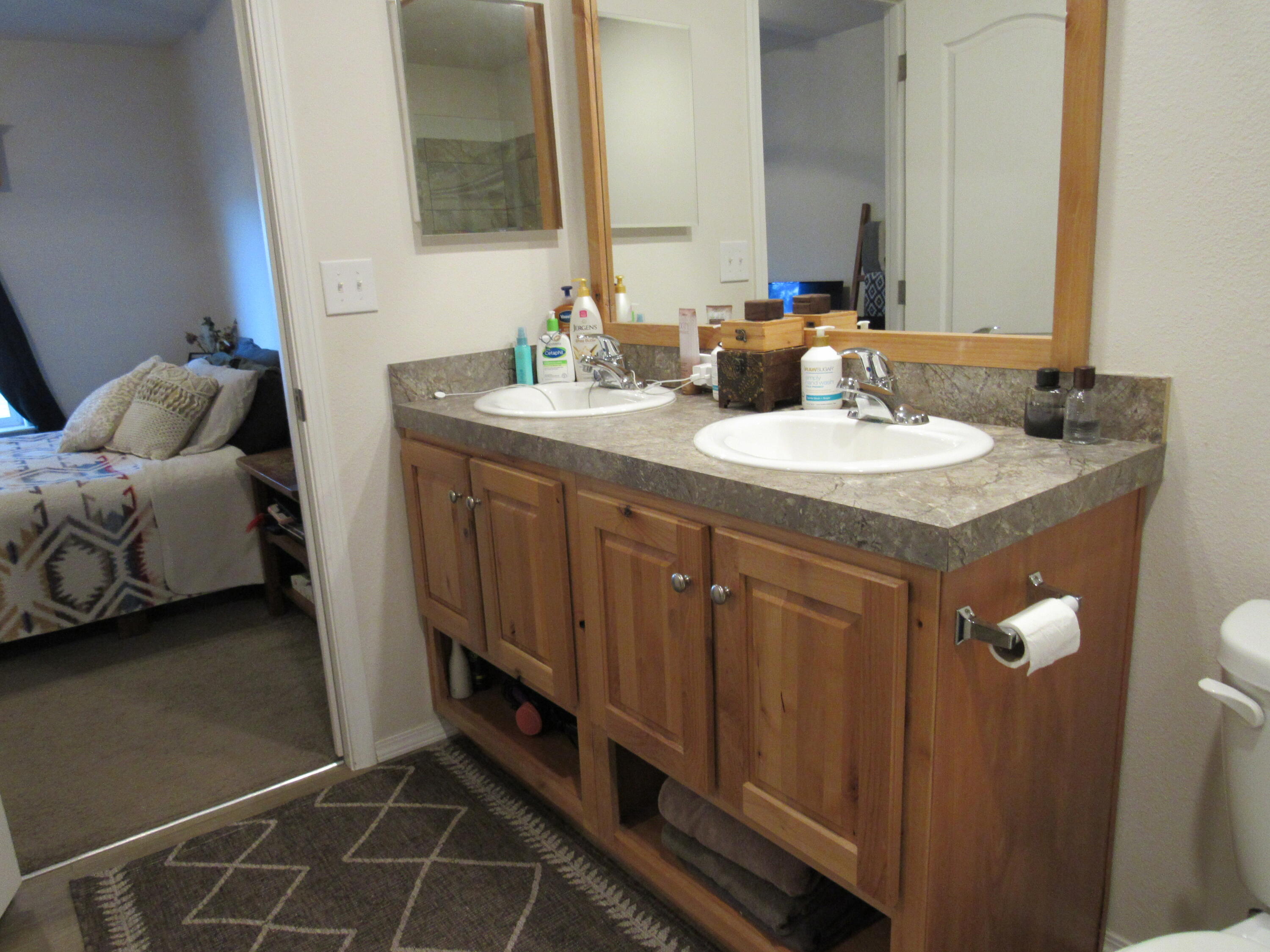 35712 Modoc Point Road, Unit 229700 Chiloquin, OR 97624 - Photo 12 of 23 Primary double sinks