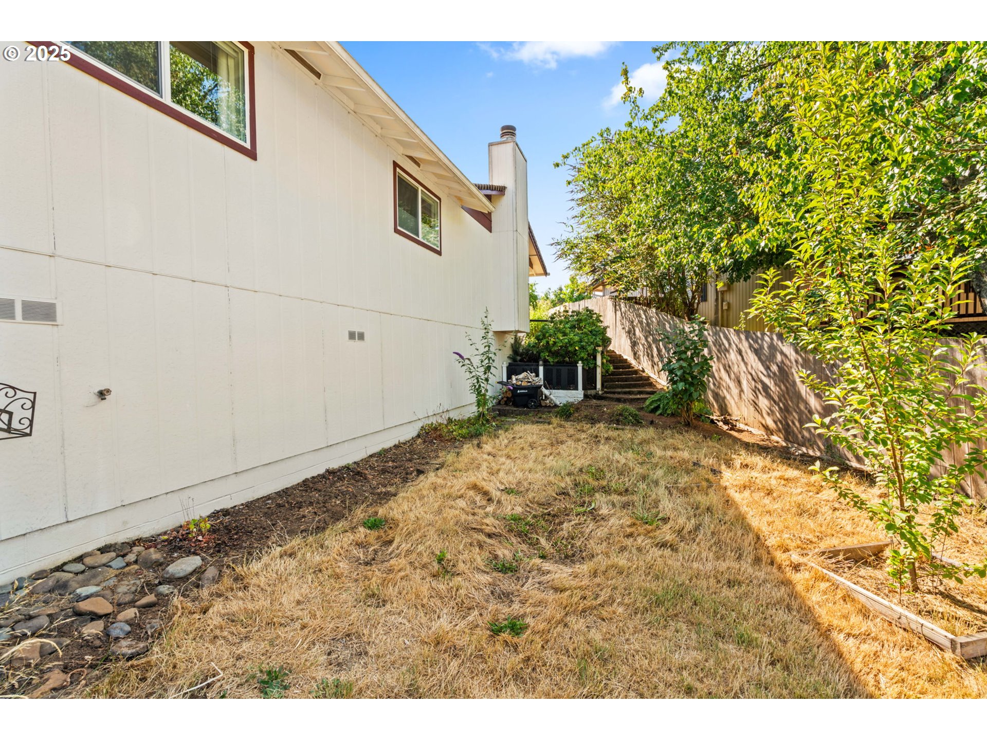 1490 Carobelle Court Cottage Grove, OR 97424 - Photo 25 of 28 a view of a backyard