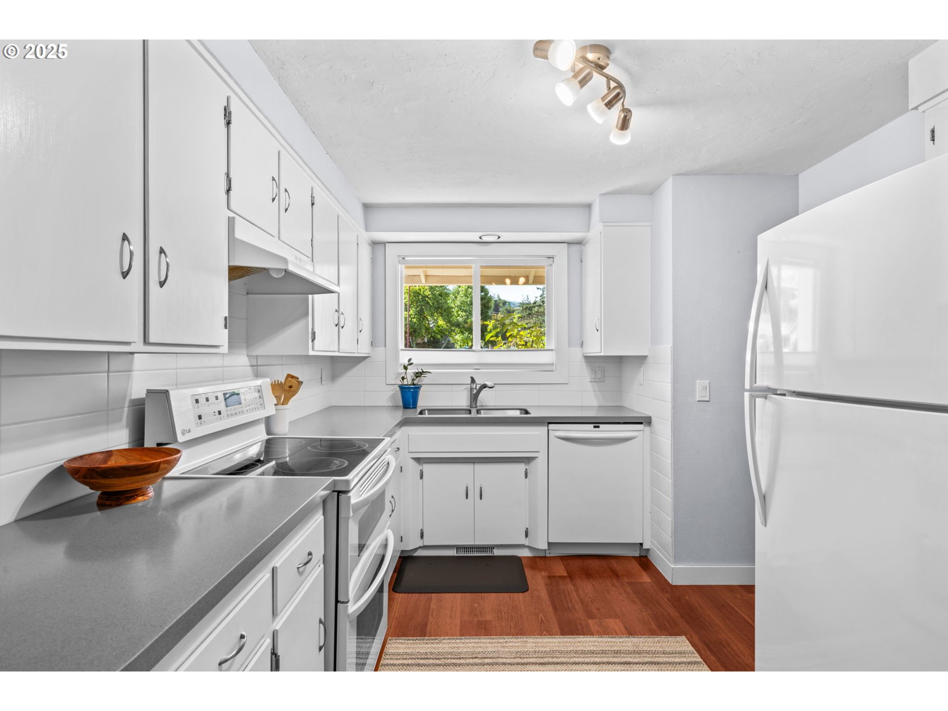 1490 Carobelle Court Cottage Grove, OR 97424 - Photo 8 of 28 a kitchen with a sink a refrigerator and window