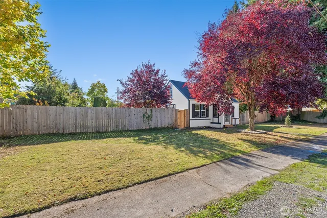 a view of a house with a yard