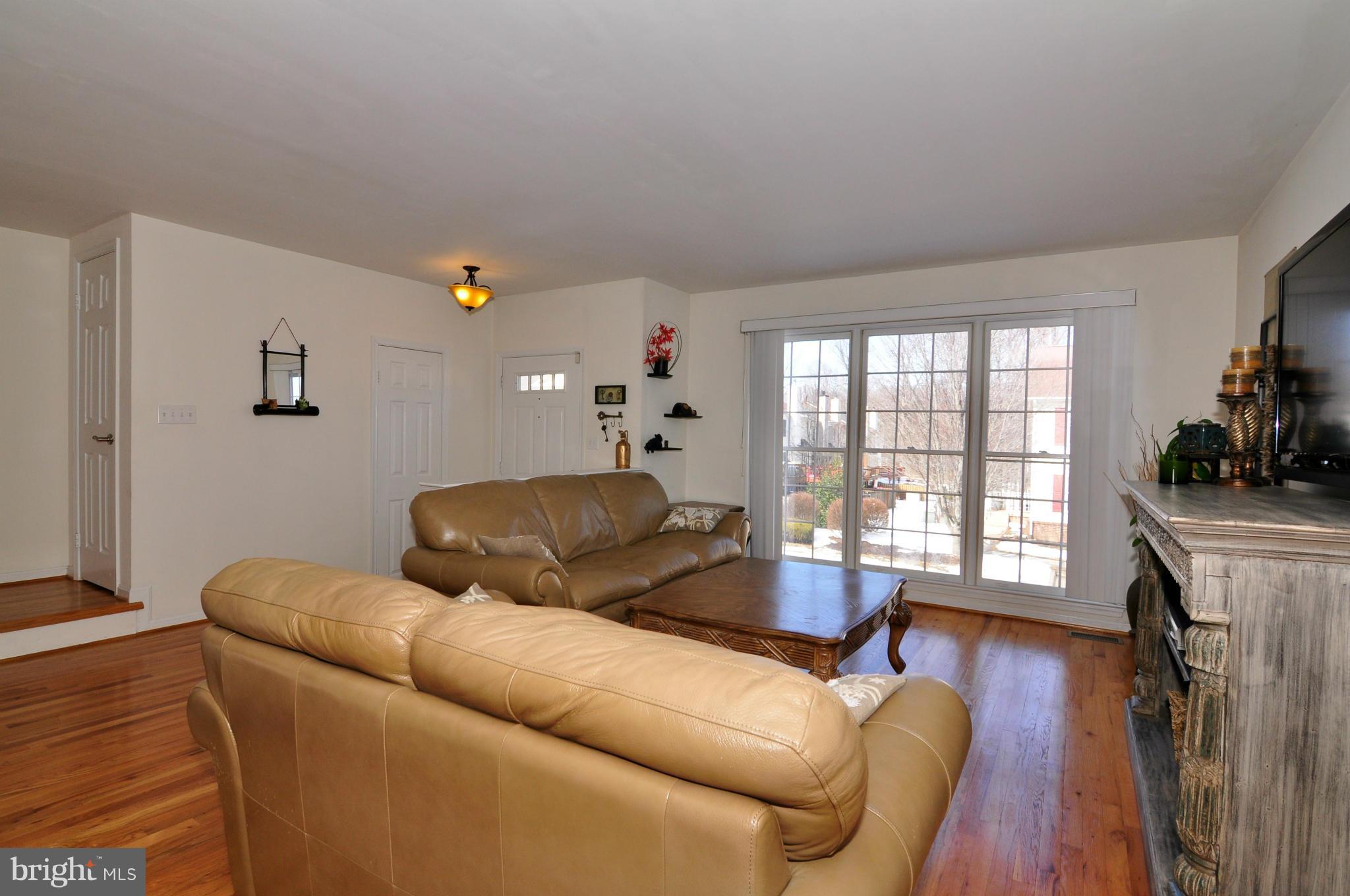 7291 Olde Lantern Way Springfield, VA 22152 - Photo 3 of 27 Living Room