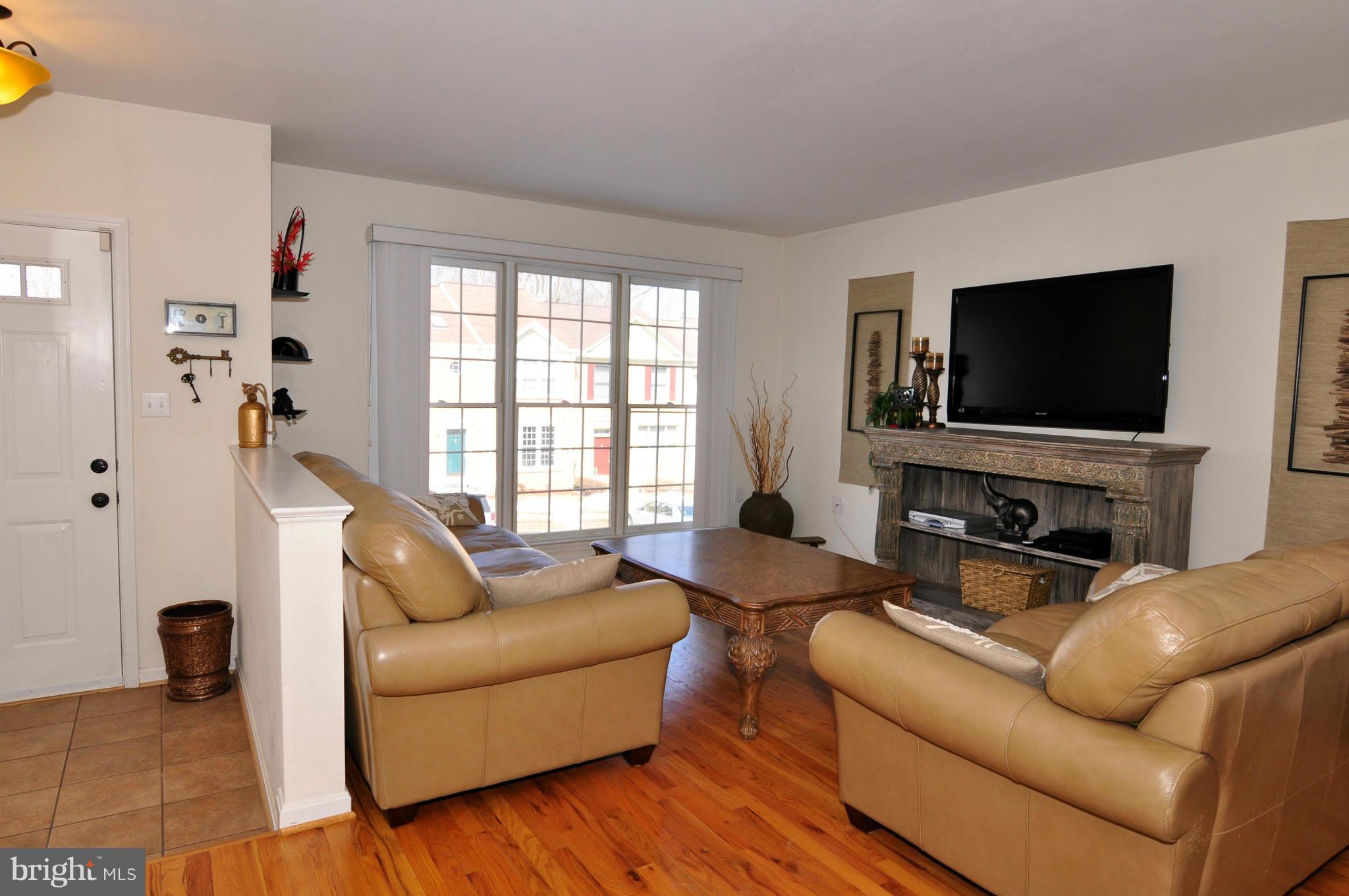 7291 Olde Lantern Way Springfield, VA 22152 - Photo 4 of 27 Living Room
