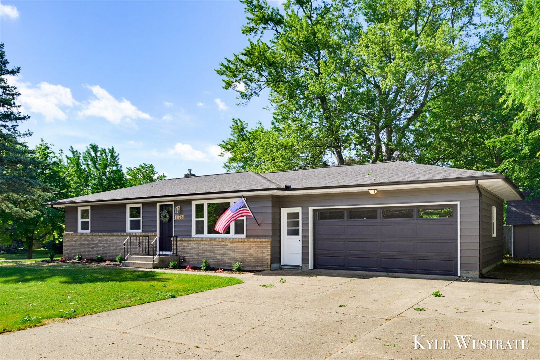 1126 3 Mile Road Northwest Grand Rapids, MI 49544 - Photo 3 of 31 03-AIV00182