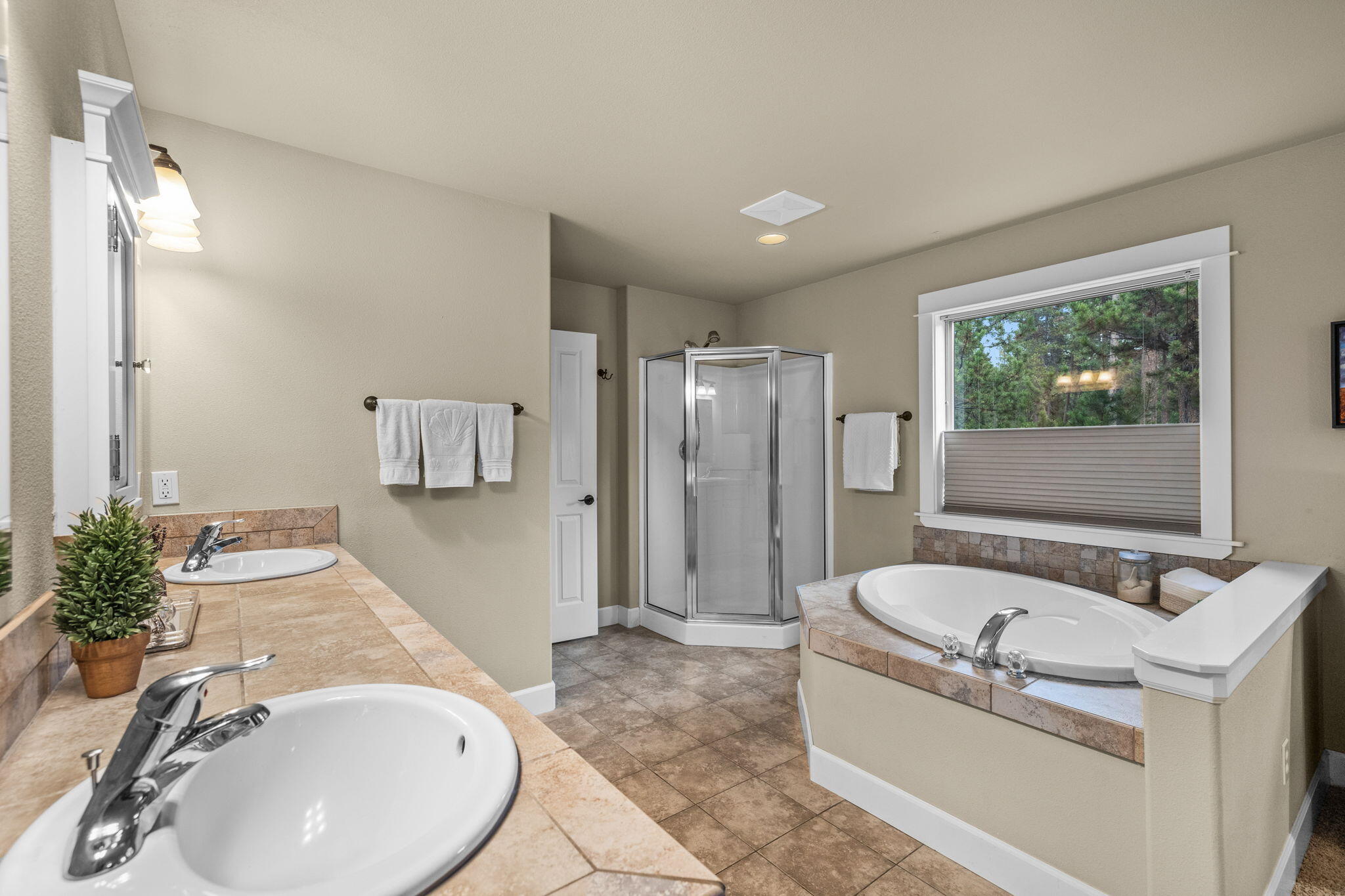 17085 Oxnard Road Bend, OR 97707 - Photo 11 of 25 Master Bathroom