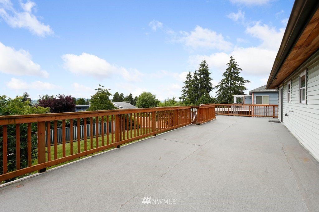 1015 Jones Avenue South Renton, WA 98057 - Photo 15 of 40 a view of a balcony with city view