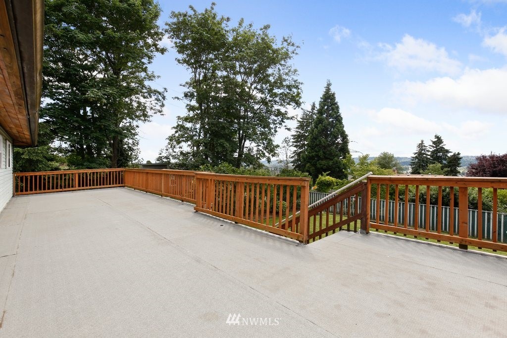 1015 Jones Avenue South Renton, WA 98057 - Photo 16 of 40 a view of balcony with wooden fence