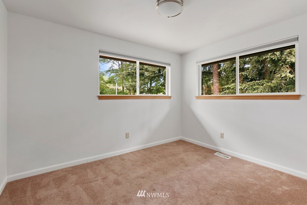 1015 Jones Avenue South Renton, WA 98057 - Photo 21 of 40 an empty room with a window