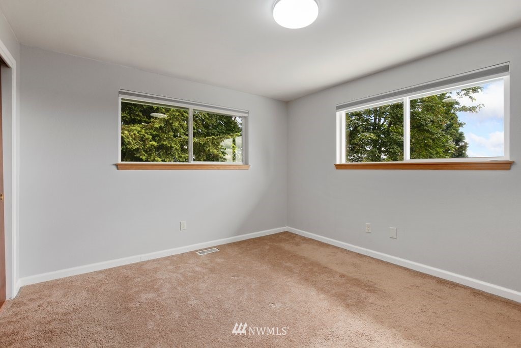 1015 Jones Avenue South Renton, WA 98057 - Photo 25 of 40 an empty room with a window