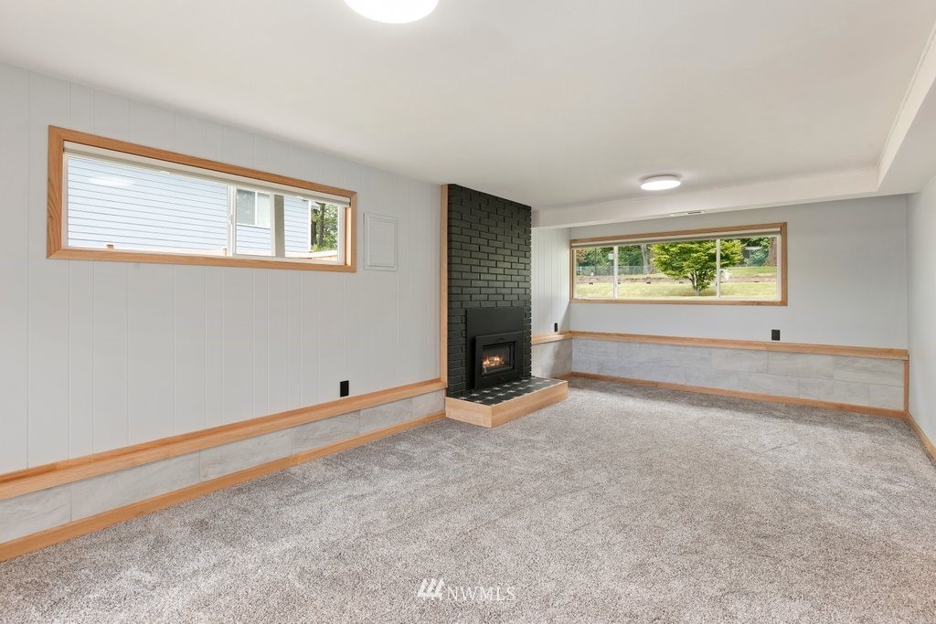 1015 Jones Avenue South Renton, WA 98057 - Photo 27 of 40 a view of an empty room with a window