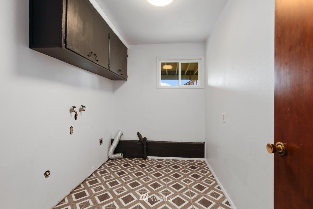 1015 Jones Avenue South Renton, WA 98057 - Photo 31 of 40 a view of a hallway