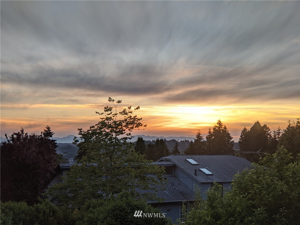 1015 Jones Avenue South Renton, WA 98057 - Photo 8 of 40 a view of a city with sunset view