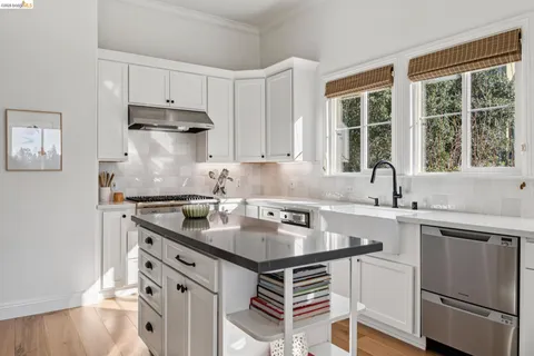 $2,095,000 | 6194 Mazuela Drive, Oakland, CA 94611