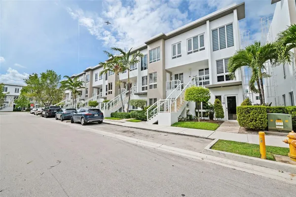 $575,000 | 10305 Northwest 63rd Terrace, Unit 105, Doral, FL 33178