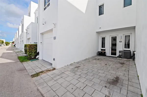 $575,000 | 10305 Northwest 63rd Terrace, Unit 105, Doral, FL 33178