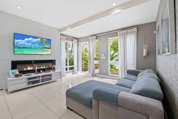 $575,000 | 10305 Northwest 63rd Terrace, Unit 105, Doral, FL 33178