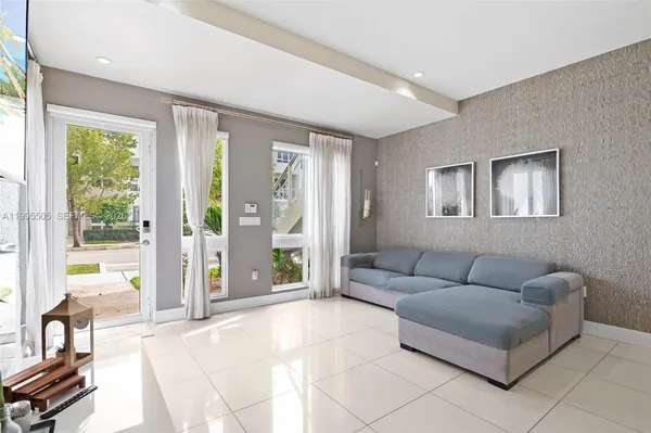 $575,000 | 10305 Northwest 63rd Terrace, Unit 105, Doral, FL 33178