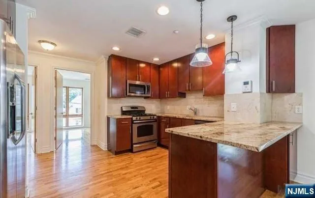 $2,900 | 17 Meadow Road, Unit 210, Rutherford, NJ 07070